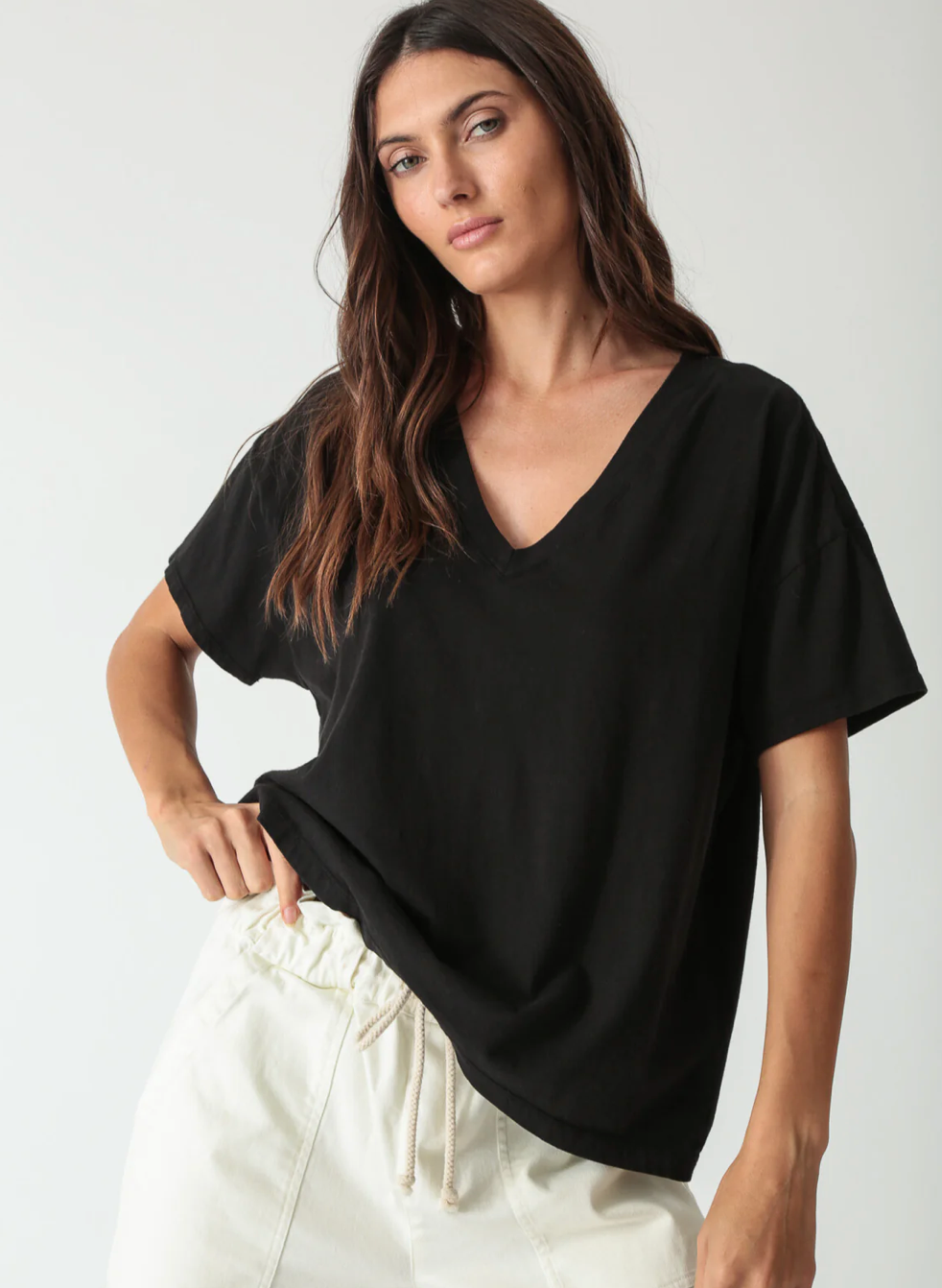Electric & Rose Chase VNeck Tee in Onyx | 4sisters1closet